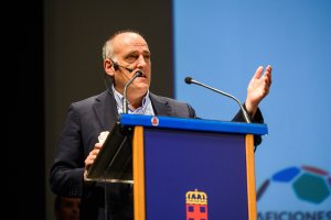 Javier Tebas dirigiéndose a los aficionados en el Maestro Padilla.