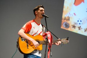 Manu García luciendo los colores de su equipo en el Maestro Padilla.