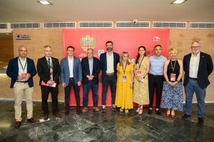 Foto de familia con las instituciones antes de dar comienzo al seminario.