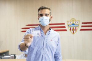 Ramón Fernández-Pacheco con su abono del UD Almería.