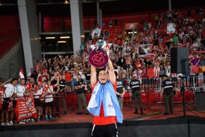 Lucas Robertone viviendo el ascenso a Primera División.