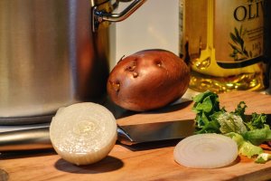 Patatas y cebollas para acompañar el atún.