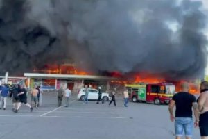 Centro comercial atacado en la localidad ucraniana de Kremenchuk.