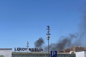 Columna de humo negro tras el Centro Comercial Torrecárdenas.