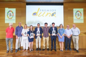 Foto de familia de organizadores, premiados y ponentes del acto de este lunes