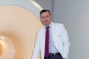 El doctor Martín García en sus instalaciones.