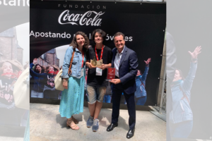 Pedro Leonel acompañado de su profesora del I.E.S Azcona de Almería y Alejandro García Jefe Comunicación Área Sureste Coca Cola.