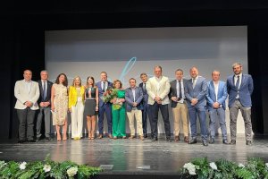 Fotografía de familia tras la presentación de la fundación.