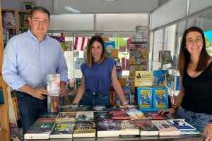 El alcalde y la edil de Comercio en una foto reciente con una comerciante (centro) de la localidad.