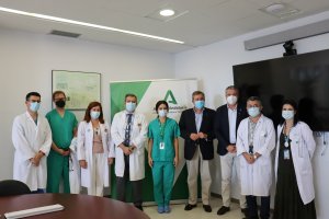 Isabel Montes, en el centro, junto al delegado y responsables del Hospital de Poniente.