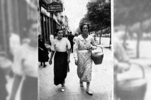 El Paseo de Almería en los años 30. Se puede ver el cartel de la fachada de la zapatería El Buen Gusto, en el número 19 de la avenida.