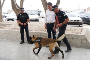 Imagen del perro policía de Adra.