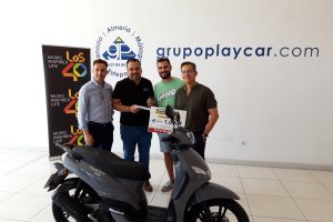 Ricardo Céspedes, director comercial de La Voz de Almería y Cadena SER junto al gerente del Indamar Motor Grupo Playcar y los ganadores.