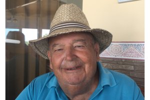 Yordi Carmona (Garrucha, 1947-2022) con su usual sombrero de paja y su sonrisa.