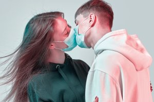 Detalle de la cubierta del libro Besar en Pandemia. 