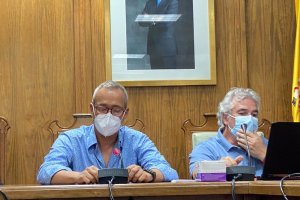 El hasta ahora alcalde de Dalías, Francisco Giménez, durante el pleno de su renuncia.