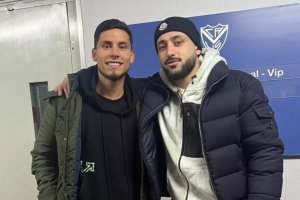Lucas Robertone y Matías Vargas viendo el partido entre Vélez Sarsfield y River Plate.