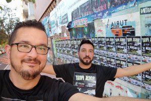 Luis Cara y Manuel Nieto en la pega de carteles.