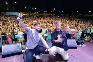 Decai con el muelle Gourmet de Adra de fondo, lleno de gente que asistió a la gala de Radiolé.