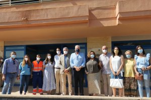 Autoridades a las puertas del consultorio médico de Puerto Rey este viernes.