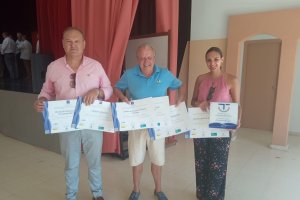 Autoridades municipales recogiendo el sello de calidad.