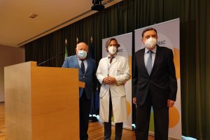 El ministro con el consejero de Salud andaluz, este viernes en Córdoba.