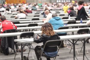 Opositores durante la realización de un examen en una imagen de archivo.