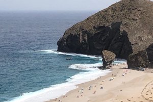 El barco de Protección civil, durante el rescate.
