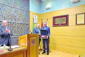 Martínez-Amo entrega la distinción al delegado de Salud, Juan de la Cruz Belmonte.