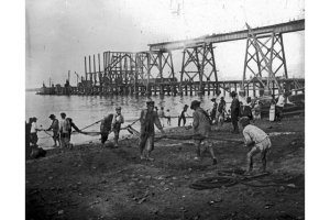 Los marineros de Las Almadrabillas tirando del copo en una imagen de Arturo Cerdá fechada en 1903.
