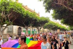 Almería llena sus calles de orgullo con una gran fiesta en libertad.