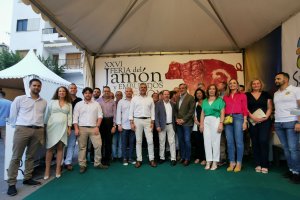 Autoridades durante el comienzo de la feria este sábado en Serón.