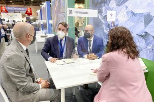 Imagen de archivo de una reunión con turoperadores internacionales en la WTM de Londres.