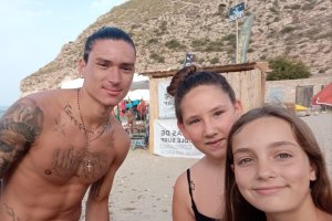 Darwin Núñez con dos aficionadas este domingo en Agua Amarga.