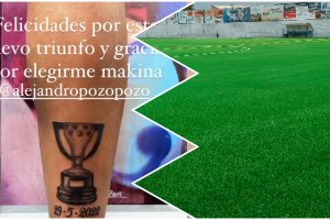 El tatuaje de Pozo y el campo de su pueblo, que llevará su nombre.