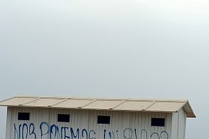 Pintada en uno de los módulos de servicios de la playa de Vera.