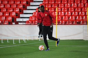 Umar Sadiq sigue esperando más noticias sobre su futuro deportivo.