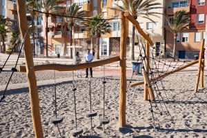 Juegos infantiles instalados en la playa de la capital.
