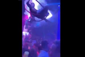 Momento en el que se descuelga el columpio. El vídeo se ha viralizado por redes sociales.
