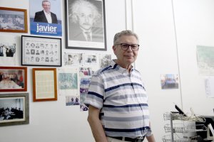 Javier de las Nieves en su despacho de la Universidad de Almería