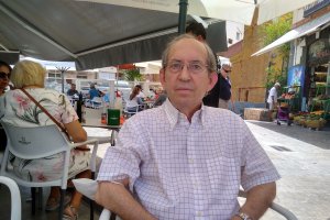 Rmón Fernández iluminando el desayuno en el Habibi.