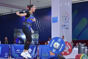 La haltera ejidense salta de alegría.