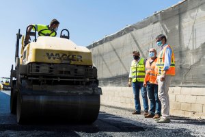 Fotografía de archivo de unas obras de mejora en un camino rural de la provincia de Almería.