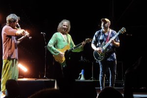 Robe Iniesta (centro) estará este sábado en Almería.