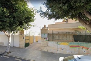 Los niños salieron por la puerta de la guardería.