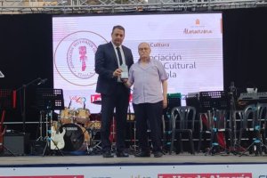 José Juan Martínez entregó el premio a Juan Jiménez Salas.