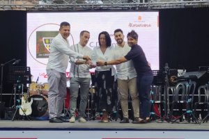 Miembros de la familia del CD Cantoria 2017 recogiendo el galardón en los XIII Premios Almanzora de La Voz y Cadena Ser.