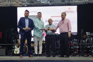 Miembros de la Asociación Musical Los Serranos recogiendo su reconocimiento en los XIII Premios Almanzora.