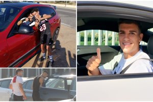 Los futbolistas llegando esta mañana al Power Horse.