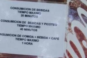 Cartel colocado en la mesa de una terraza.